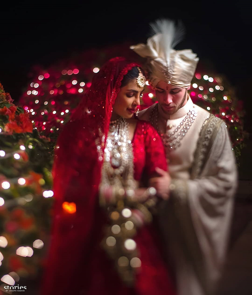  ਪ੍ਰਿਅੰਕਾ ਤੇ ਨਿੱਕ ਜੋਨਸ ਦਾ ਵਿਆਹ ਰਾਜਸੀ ਤਰੀਕੇ ਨਾਲ ਉਦੇਪੁਰ ਵਿੱਚ ਹੋਇਆ।