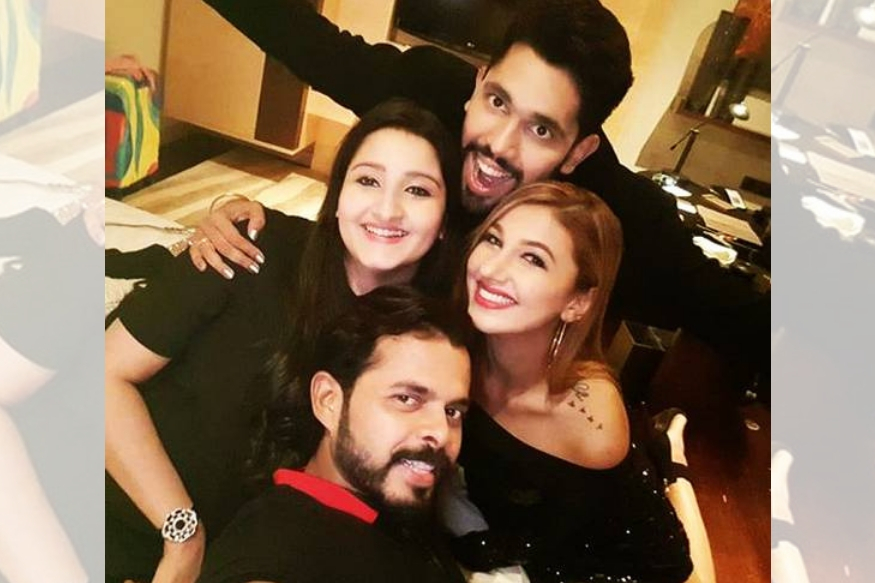  ਸ਼੍ਰੀਸਾਂਥ ਨੇ ਆਪਣੇ ਘਰ ਨਵੇਂ ਸਾਲ ਦੀ ਪਾਰਟੀ ਰੱਖੀ, ਪਾਰਟੀ ਵਿੱਚ ਉਨ੍ਹਾਂ ਦੀ ਪਤਨੀ ਭੁਵਨੇਸ਼ਵੀ ਵੀ ਮੌਜੂਦ ਸੀ। ਨਵੇਂ ਸਾਲ ਦੀ ਫੋਟੋ ਟਵਿੱਟਰ ਉੱਤੇ ਸ਼ੇਅਰ ਕਰਦੇ ਹੋਏ ਭੁਵਨੇਸ਼ਵਰੀ ਨੇ ਲਿਖਿਆ- ਸਾਰਿਆਂ ਨੂੰ ਨਵਾਂ ਸਾਲ ਮੁਬਾਰਕ, ਸਵੇਰ ਦੇ 7 ਵਜ ਚੁੱਕੇ ਹਨ ਪਰ ਇਹ ਪਾਰਟੀ ਖ਼ਤਮ ਕਰਨ ਨੂੰ ਤਿਆਰ ਨਹੀਂ।