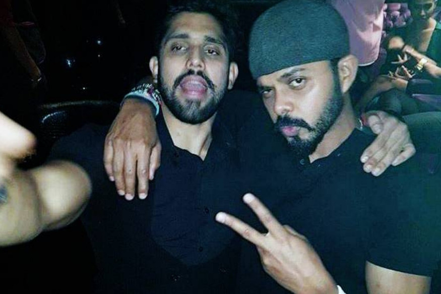  ਸ਼ਿਵਆਸ਼ੀਸ਼ ਤੇ ਸ੍ਰੀਸਾਂਥ ਨੇ ਵੀ ਇਕੱਠੇ ਨਵਾਂ ਸਾਲ ਮਨਾਇਆ। ਸ਼ੋਅ ਵਿੱਚ ਬੇਸ਼ੱਕ ਇਹ ਲੜਦੇ ਰਹੇ ਹੋਣ ਪਰ ਉਹ ਅੱਜ ਦੀ ਤਰੀਕ ਵਿੱਚ ਚੰਗੇ ਦੋਸਤ ਹਨ।