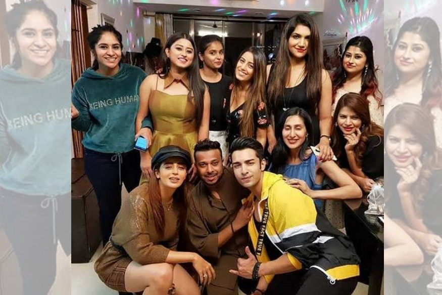  ਕਰਨਵੀਰ ਬੋਹਰਾ ਨੇ ਆਪਣੇ ਘਰ ਨਵੇਂ ਸਾਲ ਦੀ ਪਾਰਟੀ ਰੱਖੀ, ਜਿੱਥੇ ਸੁਰਭੀ ਰਾਣਾ, ਸੌਮੀ ਖਾਨ, ਸ੍ਰਿਸ਼ਟੀ, ਮੇਘਨਾ, ਨੇਹਾ, ਰੋਹਿਤ ਤੇ ਕਈ ਪਹੁੰਚੇ।