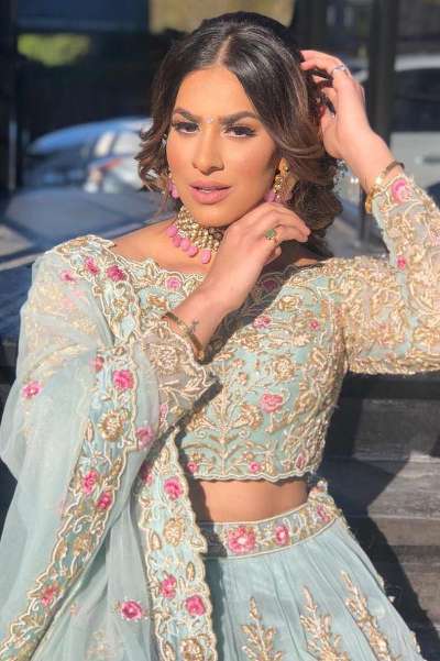  ਦੱਸ ਦਈਏ ਕਿ ਸਿਮ ਸਿੰਘ ਇਕ ਮਾਡਲ ਹੈ, ਜਿਸ ਨੂੰ ਅਸੀਂ ਵੱਖਰੇ-ਵੱਖਰੇ ਨਾਮੀ ਗਾਇਕਾਂ ਨਾਲ ਵੀਡੀਓਜ਼ 'ਚ ਦੇਖ ਚੁੱਕੇ ਹਾਂ।