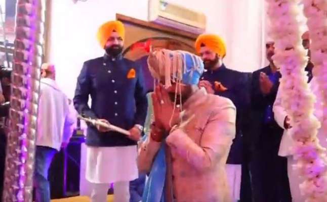  ਪੰਜਾਬੀ ਫਿਲਮ ਇੰਡਸਟਰੀ ਦੇ ਮਸ਼ਹੂਰ ਐਕਟਰ ਤੇ ਗਾਇਕ ਯੁਵਰਾਜ ਹੰਸ ਪ੍ਰੇਮਿਕਾ ਮਾਨਸੀ ਸ਼ਰਮਾ ਨਾਲ ਬੀਤੇ ਦਿਨੀਂ ਵਿਆਹ ਦੇ ਬੰਧਨ 'ਚ ਬੱਝ ਚੁੱਕੇ ਹਨ। ਹਾਲ ਹੀ 'ਚ ਮਾਨਸੀ ਸ਼ਰਮਾ ਤੇ ਯੁਵਰਾਜ ਹੰਸ ਦੇ ਵਿਆਹ ਦੀਆਂ ਕੁਝ ਤਸਵੀਰਾਂ ਸਾਹਮਣੇ ਆਈਆਂ ਹਨ।