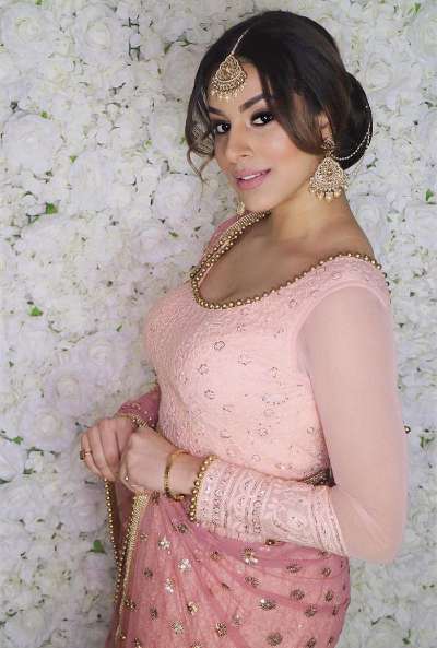  ਹਾਲ ਹੀ 'ਚ ਸਿਮ ਸਿੰਘ ਕਰਨ ਔਜਲਾ ਦੇ ਗੀਤ 'ਦੁੱਖ ਤਾਂ ਸੁਣਾ ਨੀ' 'ਚ ਨਜ਼ਰ ਆਈ ਸੀ, ਜਿਸ 'ਚ ਦਰਸ਼ਕਾਂ ਨੇ ਉਸ ਨੂੰ ਕਾਫੀ ਪਸੰਦ ਕੀਤਾ।