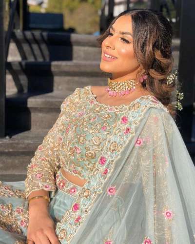  ਦੱਸ ਦਈਏ ਕਿ ਸਿਮ ਸਿੰਘ ਇਸ ਤੋਂ ਪਹਿਲਾਂ ਵੀ ਕਈ ਵਾਰ ਇੰਸਟਾਗ੍ਰਾਮ 'ਤੇ ਆਪਣੀਆਂ ਹੌਟ ਤਸਵੀਰਾਂ ਸ਼ੇਅਰ ਕਰ ਚੁੱਕੀ ਹੈ ਪਰ ਬ੍ਰਾਈਡਲ ਲੁੱਕ ਅੱਗੇ ਉਸ ਦਾ ਇਹ ਹੌਟ ਲੁੱਕ ਵੀ ਫਿੱਕਾ ਪੈਂਦਾ ਨਜ਼ਰ ਆ ਰਿਹਾ ਹੈ।