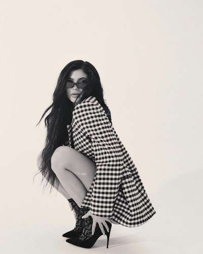  ਦੱਸ ਦਈਏ ਕਿ 21 ਸਾਲਾਂ ਦੀ ਕਾਇਲੀ ਨੇ ਇਸ ਫੋਟੋਸ਼ੂਟ ਲਈ ਕਲਰਫੁੱਲ ਆਊਟਫਿੱਟ ਪਾਈ ਹੋਈ ਹੈ, ਜਿਸ 'ਚ ਉਹ ਹੌਟ ਅੰਦਾਜ਼ 'ਚ ਪੋਜ਼ ਦਿੰਦੀ ਨਜ਼ਰ ਆ ਰਹੀ ਹੈ।