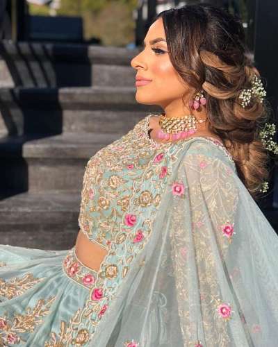  ਪਰੀਆਂ ਤੋਂ ਸੋਹਣੀ', 'ਕਦਰ', 'ਦੁੱਖ ਤਾਂ ਸੁਣਾ ਨੀ' ਵਰਗੇ ਗੀਤਾਂ 'ਚ ਨਜ਼ਰ ਆ ਚੁੱਕੀ ਮਾਡਲ ਸਿਮ ਸਿੰਘ ਇਨ੍ਹੀਂ ਦਿਨੀਂ ਆਪਣੀ ਤਸਵੀਰਾਂ ਨੂੰ ਲੈ ਕੇ ਖੂਬ ਸੁਰਖੀਆਂ ਬਟੋਰ ਰਹੀ ਹੈ। ਜੀ ਹਾਂ, ਹਾਲ ਹੀ 'ਚ ਸਿਮ ਸਿੰਘ ਨੇ ਆਪਣੇ ਇੰਸਟਾਗ੍ਰਾਮ ਅਕਾਊਂਟ 'ਤੇ ਕੁਝ ਤਸਵੀਰਾਂ ਸ਼ੇਅਰ ਕੀਤੀਆਂ ਹਨ, ਜੋ ਸੋਸ਼ਲ ਮੀਡੀਆ 'ਤੇ ਕਾਫੀ ਵਾਇਰਲ ਹੋ ਰਹੀਆਂ ਹਨ।