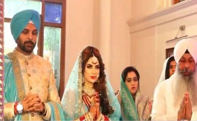  ਇਨ੍ਹਾਂ ਤਸਵੀਰਾਂ 'ਚ ਹੰਸ ਰਾਜ ਹੰਸ, ਅਜੀਤ ਕੌਰ ਤੇ ਹੋਰ ਕਰੀਬੀ ਰਿਸ਼ਤੇਦਾਰ ਵੀ ਨਜ਼ਰ ਆ ਰਹੇ ਹਨ। ਇਸ ਤੋਂ ਇਲਾਵਾ ਇਕ ਤਸਵੀਰ 'ਚ ਹੰਸ ਰਾਜ ਹੰਸ ਮਿਲਣੀ ਕਰਦੇ ਨਜ਼ਰ ਆ ਰਹੇ ਹਨ।