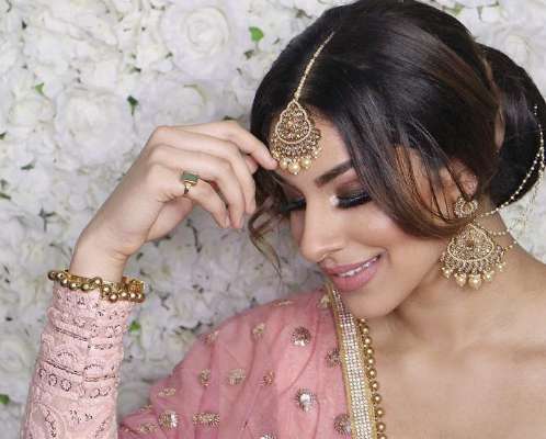  ਇਨ੍ਹਾਂ ਤਸਵੀਰਾਂ 'ਚ ਸਿਮ ਸਿੰਘ ਨੇ ਲਾਈਟ ਸਕਾਈ ਬਲਿਊ ਕਲਰ ਤੇ ਲਾਈਟ ਪਿੰਕ ਕਲਰ ਦਾ ਲਹਿੰਗਾ ਪਾਇਆ ਹੈ, ਜਿਸ 'ਚ ਉਹ ਕਾਫੀ ਸ਼ਾਨਦਾਰ ਲੱਗ ਰਹੀ ਹੈ। ਉਸ ਦਾ ਇਹ ਲੁੱਕ ਫੈਨਜ਼ ਨੂੰ ਮਦਹੋਸ਼ ਕਰ ਰਿਹਾ ਹੈ।