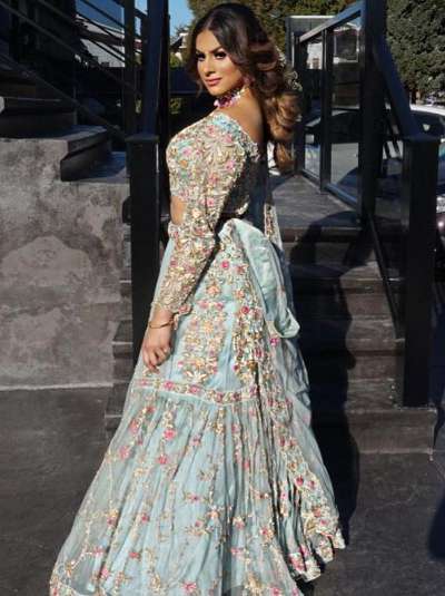  ਇਨ੍ਹਾਂ ਤਸਵੀਰਾਂ 'ਚ ਸਿਮ ਸਿੰਘ ਲਹਿੰਗੇ 'ਚ ਨਜ਼ਰ ਆ ਰਹੀ ਹੈ। ਉਸ ਦਾ ਇਹ ਅੰਦਾਜ਼ ਫੈਨਜ਼ ਵਲੋਂ ਕਾਫੀ ਪਸੰਦ ਕੀਤਾ ਜਾ ਰਿਹਾ ਹੈ।