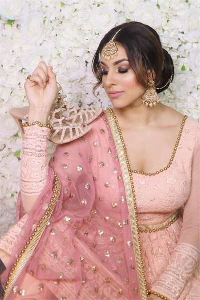  ਇਨ੍ਹਾਂ ਤਸਵੀਰਾਂ 'ਚ ਸਿਮ ਸਿੰਘ ਨੇ ਲਾਈਟ ਸਕਾਈ ਬਲਿਊ ਕਲਰ ਤੇ ਲਾਈਟ ਪਿੰਕ ਕਲਰ ਦਾ ਲਹਿੰਗਾ ਪਾਇਆ ਹੈ, ਜਿਸ 'ਚ ਉਹ ਕਾਫੀ ਸ਼ਾਨਦਾਰ ਲੱਗ ਰਹੀ ਹੈ। ਉਸ ਦਾ ਇਹ ਲੁੱਕ ਫੈਨਜ਼ ਨੂੰ ਮਦਹੋਸ਼ ਕਰ ਰਿਹਾ ਹੈ।