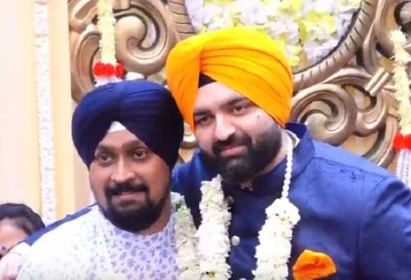  ਇਸ ਤੋਂ ਇਲਾਵਾ ਪੰਜਾਬੀ ਗਾਇਕ ਕਰਨ ਅਜੌਲਾ ਨੇ ਵੀ ਆਪਣੀ ਪ੍ਰੇਮਿਕਾ ਨਾਲ ਮੰਗਣੀ ਕਰਵਾ ਲਈ ਹੈ।