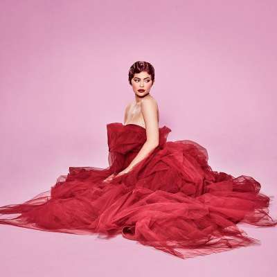  ਆਪਣੇ ਬਿਊਟੀ ਐਂਪਾਇਰ ਦੀ 900 ਮਿਲੀਅਨ ਡਾਲਰ ਦੀ ਮਾਲਕਣ ਕਾਇਲੀ ਨੇ ਇਹ ਫੋਟੋਸ਼ੂਟ ਆਪਣੇ ਕਾਸਮੈਟਿਕ ਪ੍ਰੋਡਕਟਸ ਨੂੰ ਪ੍ਰਮੋਟ ਕਰਨ ਲਈ ਕਰਵਾਇਆ ਹੈ।