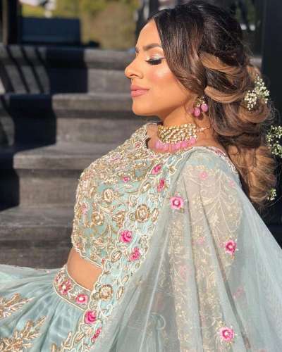  ਦੱਸ ਦਈਏ ਕਿ ਸਿਮ ਸਿੰਘ ਇਸ ਤੋਂ ਪਹਿਲਾਂ ਵੀ ਕਈ ਵਾਰ ਇੰਸਟਾਗ੍ਰਾਮ 'ਤੇ ਆਪਣੀਆਂ ਹੌਟ ਤਸਵੀਰਾਂ ਸ਼ੇਅਰ ਕਰ ਚੁੱਕੀ ਹੈ ਪਰ ਬ੍ਰਾਈਡਲ ਲੁੱਕ ਅੱਗੇ ਉਸ ਦਾ ਇਹ ਹੌਟ ਲੁੱਕ ਵੀ ਫਿੱਕਾ ਪੈਂਦਾ ਨਜ਼ਰ ਆ ਰਿਹਾ ਹੈ।