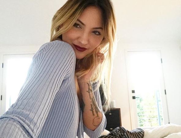  ਦੱਸਣਯੋਗ ਗੱਲ ਇਹ ਹੈ ਕਿ ਲੋਕੀ ਅਸਲ ਚ ਇਸ ਨੂੰ ਅਨੁਸ਼ਕਾ ਸ਼ਰਮਾ ਦੀ ਹੀ ਤਸਵੀਰ ਸਮਝ ਰਹੇ ਹਨ