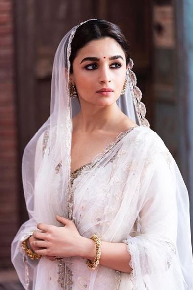  ਬਾਲੀਵੁੱਡ ਅਦਾਕਾਰਾ ਆਲੀਆ ਭੱਟ ਨੇ ਬੀਤੇ ਕੁੱਝ ਦਿਨ ਪਹਿਲਾਂ ਹੀ ਆਪਣਾ ਜਨਮਦਿਨ ਦੋਸਤਾਂ ਨਾਲ ਸੈਲੀਬ੍ਰੇਟ ਕੀਤਾ। ਆਲੀਆ ਭੱਟ ਦੇ ਬਰਥਡੇ 'ਤੇ ਪ੍ਰੇਮੀ ਰਣਬੀਰ ਕਪੂਰ ਨੇ ਅਦਾਕਾਰਾ ਲਈ ਰੋਮਾਂਟਿਕ ਡੇਟ ਦੀ ਯੋਜਨਾ ਬਣਾਈ ਪਰ ਬਰਥਡੇ 'ਤੇ ਆਲੀਆ ਭੱਟ ਨੇ ਸਭ ਤੋਂ ਖ਼ੂਬਸੂਰਤ ਤੋਹਫ਼ਾ ਆਪਣੇ ਡਰਾਈਵਰ ਤੇ ਹੈਲਪਰ ਨੂੰ ਦਿੱਤਾ।