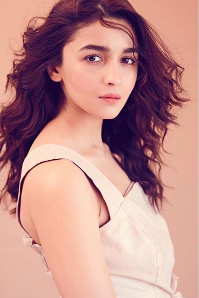  ਕਲੰਕ 'ਚ ਦਮਦਾਰ ਅਦਾਕਾਰੀ ਨਾਲ ਟੁੰਬੇਗੀ ਲੋਕਾਂ ਦੇ ਦਿਲ. ਆਲੀਆ ਭੱਟ ਜਲਦ ਹੀ ਫ਼ਿਲਮ 'ਕਲੰਕ' 'ਚ ਨਜ਼ਰ ਆਉਣ ਵਾਲੀ ਹੈ। ਇਸ ਫ਼ਿਲਮ ਦਾ ਟੀਜ਼ਰ ਅਤੇ ਸਪੈਸ਼ਲ ਨੰਬਰ ਰਿਲੀਜ਼ ਹੋ ਚੁੱਕਾ ਹੈ। ਆਲੀਆ ਪਹਿਲੀ ਵਾਰ ਆਪਣੇ ਕਲਾਸੀਕਲ ਡਾਂਸ ਦੀ ਸਕਿੱਲਸ ਨੂੰ ਦਿਖਾਉਂਦੀ ਹੋਏ ਗੀਤ 'ਤੇ ਸ਼ਾਨਦਾਰ ਕੰਮ ਕੀਤਾ ਹੈ।