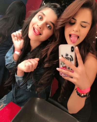  ਹਾਲ ਹੀ 'ਚ ਕਾਨਿਕਾ ਨੇ ਆਪਣੇ ਇੰਸਟਾਗ੍ਰਾਮ 'ਤੇ ਕੁਝ ਤਸਵੀਰਾਂ ਪੋਸਟ ਕੀਤੀਆਂ ਹਨ, ਜੋ ਸੋਸ਼ਲ ਮੀਡੀਆ 'ਤੇ ਕਾਫੀ ਵਾਇਰਲ ਹੋ ਰਹੀਆਂ ਹਨ।