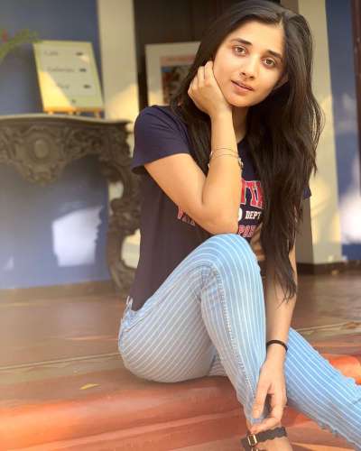  ਇਨ੍ਹਾਂ ਤਸਵੀਰਾਂ 'ਚ ਕਾਨਿਕਾ ਕਾਫੀ ਖੂਬਸੂਰਤ ਤੇ ਸਟਾਈਲਿਸ਼ ਲੁੱਕ 'ਚ ਪੋਜ਼ ਦਿੰਦੀ ਨਜ਼ਰ ਆ ਰਹੀ ਹੈ।