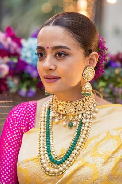  'ਡਿਸਕੋ ਸਿੰਘ' 'ਚ ਦਿਲਜੀਤ ਦੋਸਾਂਝ ਨਾਲ ਨਜ਼ਰ ਆਉਣ ਵਾਲੀ ਪੰਜਾਬੀ ਅਦਾਕਾਰਾ ਸੁਰਵੀਨ ਚਾਵਲਾ ਇਨ੍ਹੀਂ ਦਿਨੀਂ ਬੇਬੀ ਬੰਪ ਨੂੰ ਖੂਬ ਇੰਜੁਆਏ ਕਰ ਰਹੀ ਹੈ। ਹਾਲ ਹੀ 'ਚ ਉਸ ਦਾ ਬੇਬੀ ਸ਼ਾਵਰ ਹੋਇਆ, ਜਿਸ ਦੀਆਂ ਕੁਝ ਤਸਵੀਰਾਂ ਉਸ ਨੇ ਆਪਣੇ ਇੰਸਟਾਗ੍ਰਾਮ 'ਤੇ ਸ਼ੇਅਰ ਕੀਤੀਆਂ ਹਨ।