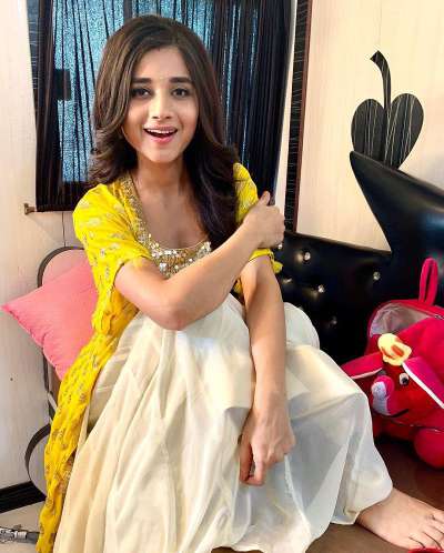  ਕਾਨਿਕਾ ਨੂੰ ਬਾਲੀਵੁੱਡ ਅਦਾਕਾਰਾ ਆਲੀਆ ਭੱਟ ਦੀ ਭੈਣ ਆਖਿਆ ਜਾਂਦਾ ਹੈ।