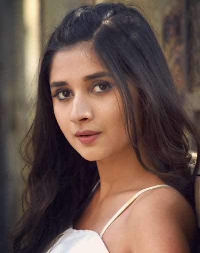  ਦੱਸ ਦਈਏ ਕਿ ਸੋਸ਼ਲ ਮੀਡੀਆ 'ਤੇ ਕਾਫੀ ਐਕਟਿਵ ਰਹਿਣ ਵਾਲੀ ਕਾਨਿਕਾ ਦਾ ਚਿਹਰਾ ਤੇ ਸਟਾਇਲ ਕਾਫੀ ਹੱਦ ਤੱਕ ਆਲੀਆ ਭੱਟ ਨਾਲ ਮਿਲਦਾ-ਜੁਲਦਾ ਹੈ।