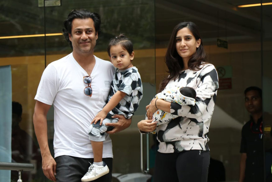  ਅਭਿਸ਼ੇਕ ਕਪੂਰ ਤੇ ਪ੍ਰਰਗਿਆ ਯਾਦਵ ਕਪੂਰ ਆਪਣੇ ਬੇਟਿਆਂ ਨਾਲ