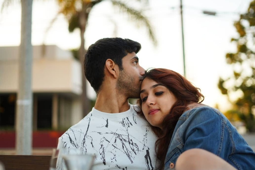  ਆਮਿਰ ਖ਼ਾਨ ਦੀ ਬੇਟੀ ਈਰਾ ਖ਼ਾਨ ਲਾਇਮ ਲਾਈਟ ਤੋਂ ਦੂਰ ਰਹਿੰਦੀ ਹੈ ਪਰ ਫ਼ਿਲਹਾਲ ਉਨ੍ਹਾਂ ਦੀਆਂ ਕੁੱਝ ਤਸਵੀਰਾਂ ਸੋਸ਼ਲ ਮੀਡੀਆ ਤੇ ਛਾਈਆਂ ਹੋਈਆਂ ਹਨ। ਇਹਨਾਂ ਤਸਵੀਰਾਂ ਵਿਚ ਉਹ ਕਿਸੇ ਲੜਕੇ ਨਜ਼ਰ ਆ ਰਹੀ ਹੈ।