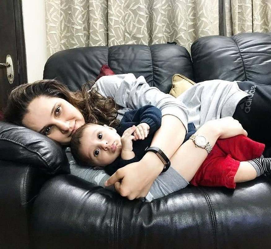  ਸਾਈਨਾਂ ਮਿਰਜ਼ਾ ਆਪਣੇ ਬੇਟੇ ਇਜ਼ਹਾਂ ਮਿਰਜ਼ਾ ਮਲਿਕ ਨਾਲ