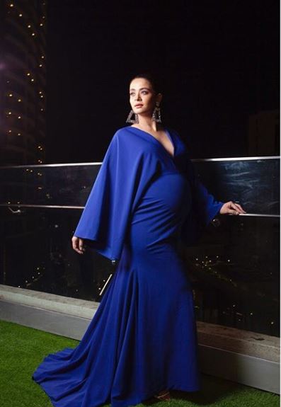  ਇਨ੍ਹਾਂ ਤਸਵੀਰਾਂ 'ਚ ਸੁਰਵੀਨ ਚਾਵਲਾ ਦਾ ਟ੍ਰਡੀਸ਼ਨਲ ਅੰਦਾਜ਼ ਦੇ ਨਾਲ ਵੈਸਟਰਨ ਲੁੱਕ ਵੀ ਦੇਖਣ ਨੂੰ ਮਿਲ ਰਿਹਾ ਹੈ। ਉਸ ਦਾ ਇਹ ਲੁੱਕ ਸੋਸ਼ਲ ਮੀਡੀਆ 'ਤੇ ਕਾਫੀ ਵਾਇਰਲ ਹੋ ਰਿਹਾ ਹੈ।