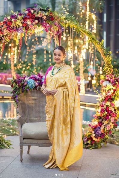  ਸੁਰਵੀਨ ਨੇ ਇਸ ਸੈਰੇਮਨੀ 'ਚ ਸਾੜ੍ਹੀ ਪਾਈ ਸੀ, ਜਿਸ 'ਚ ਉਹ ਬੇਹੱਦ ਖੂਬਸੂਰਤ ਲੱਗ ਰਹੀ ਹੈ।