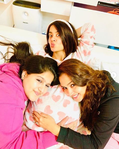  ਇਸ ਤੋਂ ਇਲਾਵਾ ਸੁਰਵੀਨ ਨੇ ਕੁਝ ਤਸਵੀਰਾਂ 'ਚ ਉਸ ਨੇ ਸੰਤਰੀ ਰੰਗ ਦੀ ਵੈਸਟਰਨ ਡਰੈੱਸ ਪਾਈ ਹੈ, ਜਿਸ 'ਚ ਉਹ ਕਾਫੀ ਸਿਜ਼ਲਿੰਗ ਅੰਦਾਜ਼ 'ਚ ਨਜ਼ਰ ਆ ਰਹੀ ਹੈ।