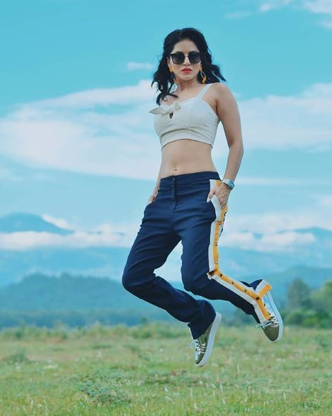  ਵੈੱਬ ਸੀਰੀਜ਼ 'ਕਰਨਜੀਤ ਕੌਰ ਦਿ ਅਨਟੋਲਡ ਸਟੋਰੀ ਆਫ ਸੰਨੀ ਲਿਓਨੀ' ਦੇ ਆਖਰੀ ਸੀਜ਼ਨ ਦੀ ਤਿਆਰੀ 'ਚ ਰੁੱਝੀ ਹੋਈ ਸੰਨੀ ਲਿਓਨੀ ਦਾ ਕਹਿਣਾ ਹੈ ਕਿ ਉਹ ਆਪਣੀਆਂ ਭੁੱਲੀਆਂ ਵਿੱਸਰੀਆਂ ਯਾਦਾਂ 'ਚ ਗੁਆਚ ਜਾਂਦੀ ਹੈ ਜਾਂ ਆਪਣੀ ਜ਼ਿੰਦਗੀ ਦੇ ਕਾਲੇ ਦੌਰ ਨੂੰ ਯਾਦ ਕਰਦੀ ਹੈ ਤਾਂ ਅਕਸਰ ਹੀ ਉਸ ਦੀਆਂ ਅੱਖਾਂ ਭਰ ਆਉਂਦੀਆਂ ਹਨ।