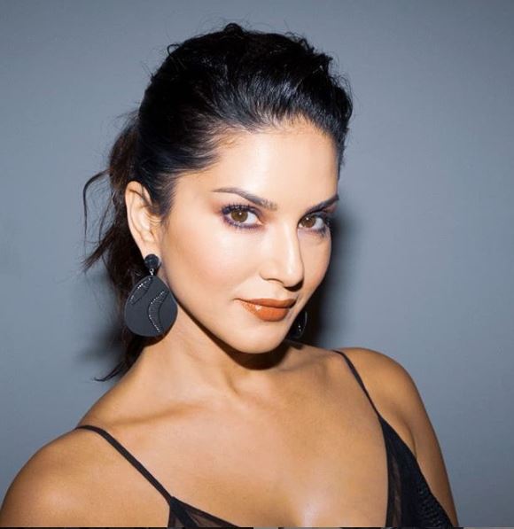  ਉਸ ਨੂੰ ਇਸ ਤਰ੍ਹਾਂ ਰੋਂਦੀ ਦੇਖ ਪਤੀ ਡੇਨੀਅਲ ਵੈਬਰ ਵੀ ਡਰ ਗਏ ਸੀ। 'ਕਰਨਜੀਤ ਕੌਰ ਦਿ ਅਨਟੋਲਡ ਸਟੋਰੀ ਆਫ ਸੰਨੀ ਲਿਓਨੀ' ਸ਼ੁੱਕਰਵਾਰ ਤੋਂ ਜੀ 5 ਓ. ਟੀ. ਟੀ. ਮੰਚ 'ਤੇ ਚਲਾਈ ਜਾਵੇਗੀ। ਸੰਨੀ ਨੇ 'ਬਿੱਗ ਬੌਸ' ਟੀ. ਵੀ. ਸ਼ੋਅ ਅਤੇ 'ਜਿਸਮ 2', 'ਏਕ ਪਹੇਲੀ ਲੀਲਾ', 'ਰਈਸ ਤੇ ਵਨ ਨਾਈਟ ਸਟੈਂਡ' ਆਦਿ ਫਿਲਮਾਂ 'ਚ ਕੰਮ ਕਰ ਚੁੱਕੀ ਹੈ।