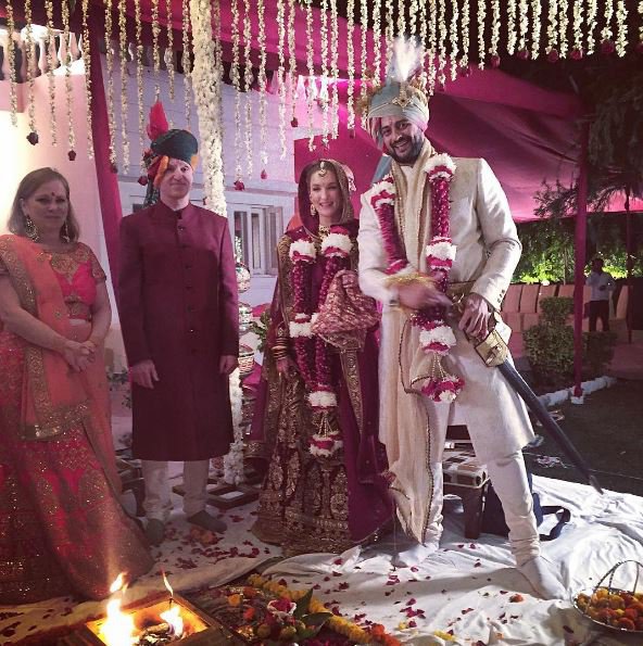  ਕਾਂਗਰਸ ਆਗੂ ਅਜੈ ਸਿੰਘ ਰਾਹੁਲ ਦੇ ਬੇਟੇ ਬਾਲੀਵੁੱਡ ਦੇ ਮਸ਼ਹੂਰ ਅਦਾਕਾਰ ਅਰੂਨੋਦਏ ਸਿੰਘ ਨੇ ਆਪਣੀ ਪਤਨੀ, ਕੈਨੇਡਾ ਦੀ ਐਲਟਨ ਲੀ, ਤੋਂ ਤਲਾਕ ਲੈਣ ਲਈ ਭੋਪਾਲ ਦੀ ਜ਼ਿਲ੍ਹਾ ਅਦਾਲਤ ਚ ਅਰਜ਼ੀ ਦੇ ਦਿੱਤੀ ਹੈ।