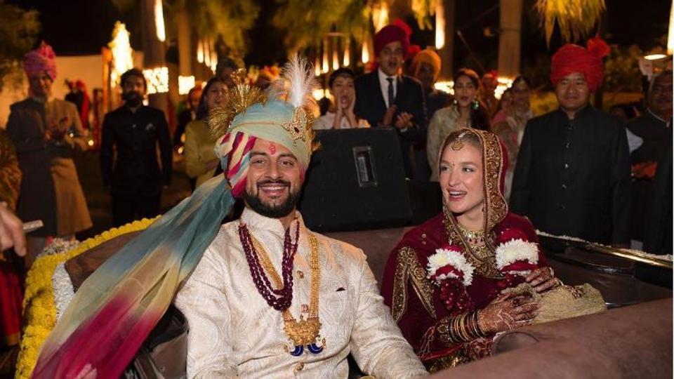  ਦੋਹਾਂ ਦਾ ਵਿਆਹ 2016 ਚ ਹੋਇਆ ਸੀ। ਅਰੂਨੋਦਏ ਦੀ ਵਕੀਲ ਗੂੰਜਣ ਚੌਕਸੀ ਨੇ ਅਦਾਲਤ ਚ ਤਲਾਕ ਦੀ ਅਰਜ਼ੀ ਦਾਖਿਲ ਕਰਨ ਦੀ ਪੁਸ਼ਟੀ ਕੀਤੀ ਹੈ।