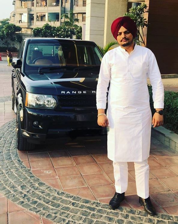  ਹਮੇਸ਼ਾ ਹੀ ਆਪਣੇ ਪੰਜਾਬੀ ਗੀਤਾਂ ਨਾਲ ਸੰਗੀਤ ਜਗਤ 'ਚ ਧੱਕ ਪਾਉਣ ਵਾਲੇ ਸਿੱਧੂ ਮੂਸੇਵਾਲਾ ਨੇ ਇਲੈਕਟ੍ਰੀਕਲ ਇੰਜੀਨੀਅਰਿੰਗ ਕੀਤੀ ਹੈ.