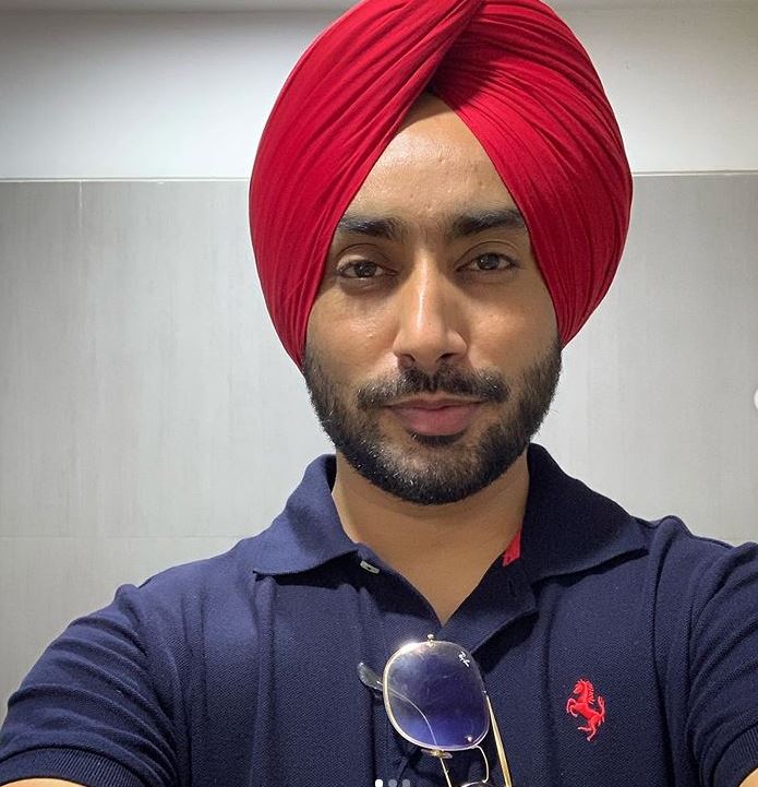  ਸੂਫੀ ਗਾਇਕ ਤੇ ਅਦਾਕਾਰ ਸਤਿੰਦਰ ਸਰਤਾਜ ਸਭ ਤੋਂ ਵਧ ਪੜ੍ਹੇ- ਲਿਖੇ ਗਾਇਕ ਹਨ. ਉਨ੍ਹਾਂ ਨੇ ਡਿਪਲੋਮਾ ਇਨ ਇੰਡੀਆ ਵੋਕਲਸ, ਮਾਸਟਰ ਇਨ ਮਿਊਜ਼ਿਕ, ਐੱਮ. ਫਿੱਲ ਇਨ ਮਿਊਜ਼ਿਕ ਅਤੇ ਪੀ. ਐੱਚ. ਡੀ. ਇਨ ਮਿਊਜ਼ਿਕ ਦੀ ਪੜ੍ਹਾਈ ਕੀਤੀ ਹੈ.