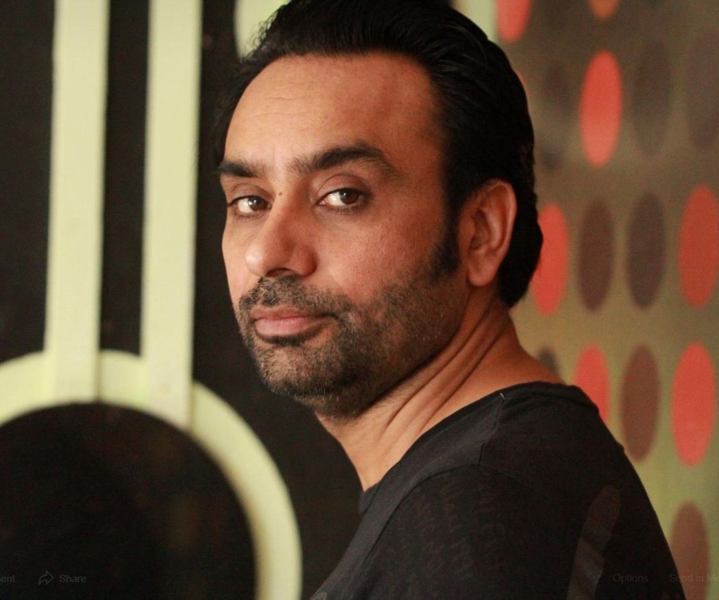  ਬੱਬੂ ਮਾਨ ਫਿਲਮ ਇੰਡਸਟਰੀ ਦੇ ਉੱਘੇ ਅਦਾਕਾਰਾਂ 'ਚੋਂ ਇਕ ਹਨ. ਲੋਕ ਹਮੇਸ਼ਾ ਉਨ੍ਹਾਂ ਦੇ ਗੀਤਾਂ-ਫਿਲਮਾਂ ਦਾ ਇੰਤਜ਼ਾਰ ਬੇਸਬਰੀ ਨਾਲ ਕਰਦੇ ਰਹਿੰਦੇ ਹਨ. ਦੱਸ ਦਈਏ ਕਿ ਬੱਬੂ ਮਾਨ ਨੇ ਉਰਦੂ 'ਚ ਐੱਮ. ਏ. ਕੀਤੀ ਹੈ.