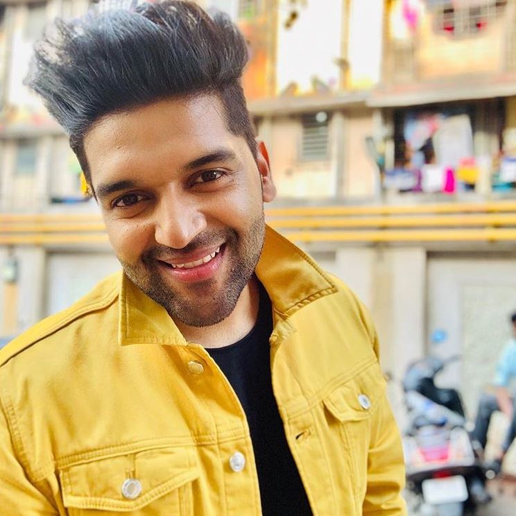  ਅੰਤਰ ਰਾਸ਼ਟਰੀ ਪੱਧਰ 'ਤੇ ਗੀਤਾਂ ਨਾਲ ਪਛਾਣ ਕਾਇਮ ਕਰਨ ਵਾਲੇ ਗੁਰੂ ਰੰਧਾਵਾ ਨੇ ਮਾਸਟਰ ਇਨ ਬਿਜ਼ਨੈੱਸ ਐਡਮੀਨੀਸਟ੍ਰੇਸ਼ਨ ਕੀਤੀ ਹੈ.