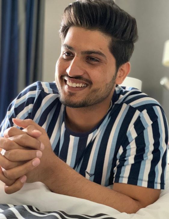  ਸ਼ਾਨਦਾਰ ਗੀਤਾਂ ਰਾਹੀਂ ਦਰਸ਼ਕਾਂ ਦੇ ਦਿਲਾਂ 'ਚ ਖਾਸ ਪਛਾਣ ਕਾਇਮ ਕਰਨ ਵਾਲੇ ਗੁਰਨਾਮ ਭੁੱਲਰ ਨੇ ਐੱਮ. ਏ. ਮਿਊਜ਼ਿਕ ਦੀ ਪੜ੍ਹਾਈ ਕੀਤੀ ਹੈ.