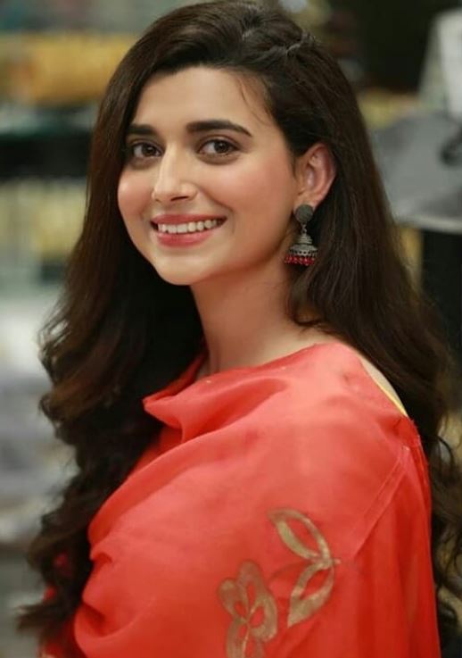  ਮਿੱਠੜੀ ਆਵਾਜ਼ ਦੇ ਸਕਦਾ ਸੰਗੀਤ ਜਗਤ 'ਚ ਮਸ਼ਹੂਰ ਹੋਈ ਗਾਇਕਾ ਨਿਮਰਤ ਖਹਿਰਾ ਨੇ ਗ੍ਰੈਜੂਏਟ ਬਾਇਓਟੈਕਨਾਲੋਜੀ ਦੀ ਪੜ੍ਹਾਈ ਕੀਤੀ ਹੈ.