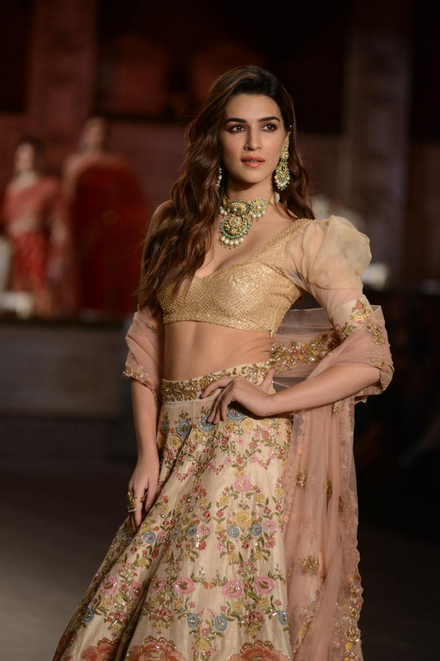  ਕ੍ਰਿਤੀ ਸੇਂਨਨ ਨੇ ਦਿੱਲੀ ਵਿੱਚ ਹੋਏ ਇੰਡੀਆ ਕੁਤੂਰ ਵੀਕ 2019 ਚ ਭਾਗ ਲਿਆ। (Image: Viral Bhayani)