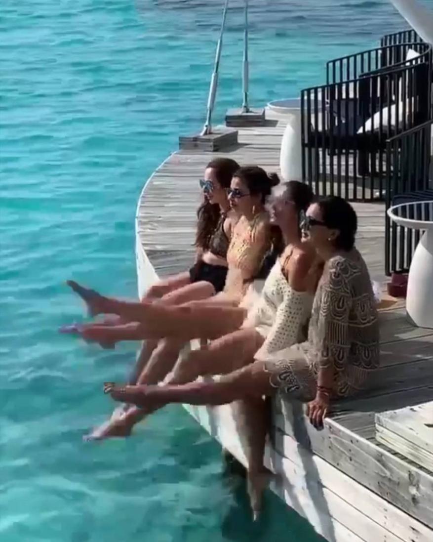  ਮਲਾਇਕਾ ਅਰੋੜਾ ਨੇ ਵੀ ਆਪਣੀ ਸਹੇਲੀਆਂ ਨਾਲ ਮਾਲਦੀਵ 'ਚ ਛੁੱਟੀਆਂ ਮਨਾਉਣ ਦੀ ਤਸਵੀਰਾਂ ਸ਼ੇਅਰ ਕੀਤੀਆਂ। (Image: Instagram)