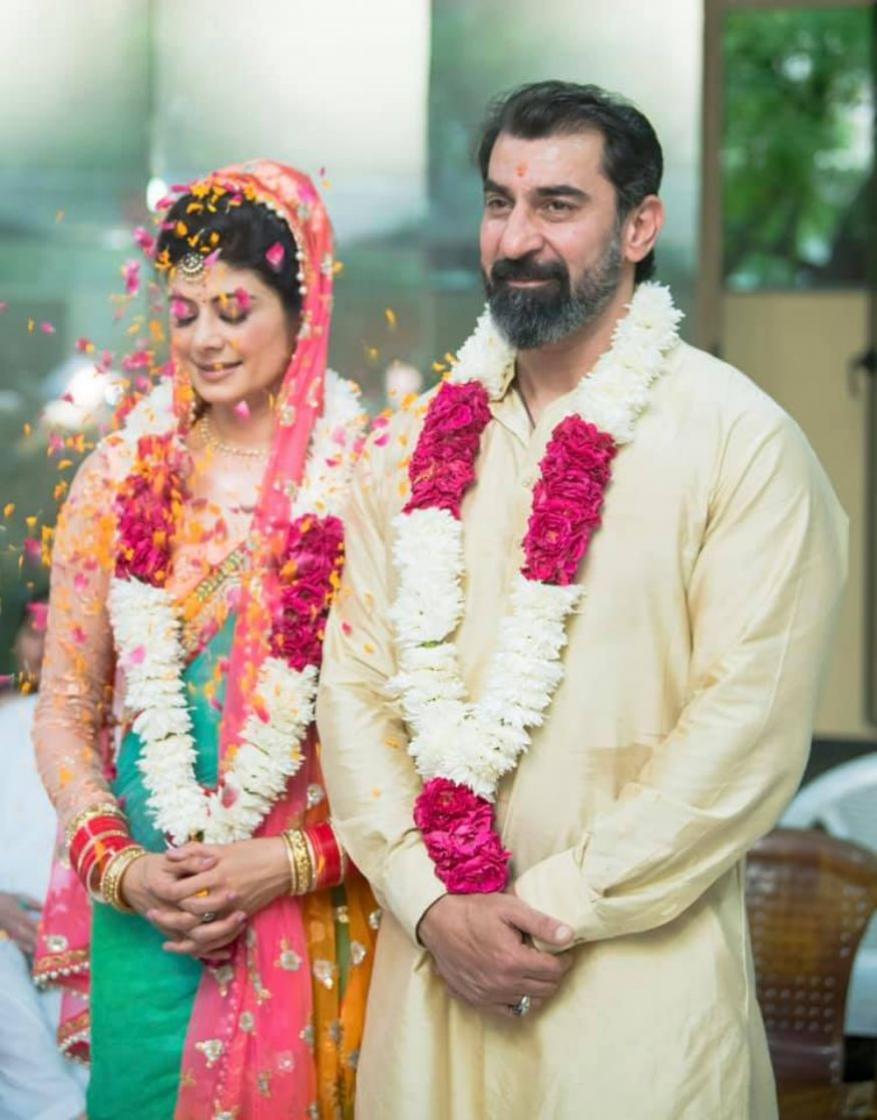  ਅਦਾਕਾਰ ਪੂਜਾ ਬਤਰਾ ਤੇ ਨਵਾਬ ਸ਼ਾਹ ਨੇ ਹਿੰਦੂ ਆਰੀਆ ਸਮਾਜੀ ਤਰੀਕੇ ਨਾਲ਼ ਵਿਆਹ ਰਚਾਇਆ। (Image: Instagram)
