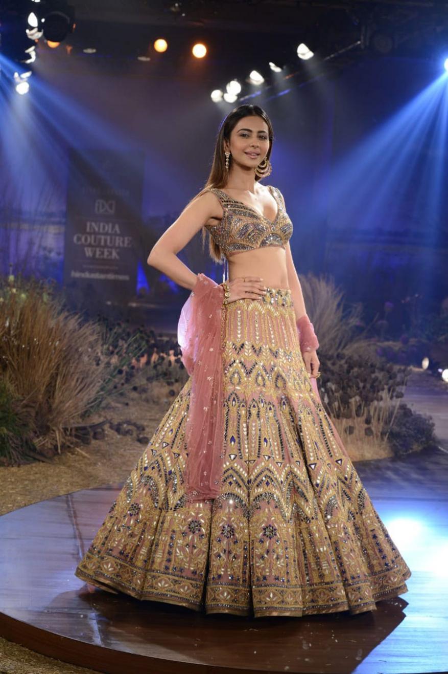  ਰਕੁਲ ਪ੍ਰੀਤ ਸਿੰਘ ਨੇ ਡਿਜ਼ਾਈਨਰ ਫਾਲ ਗੁਣੀ ਸ਼ਾਨੇ ਲਈ ਦਿੱਲੀ ਵਿੱਚ ਹੋਏ ਇੰਡੀਆ ਕੁਤੂਰ ਵੀਕ 2019 ਚ ਭਾਗ ਲਿਆ। (Image: Viral Bhayani)