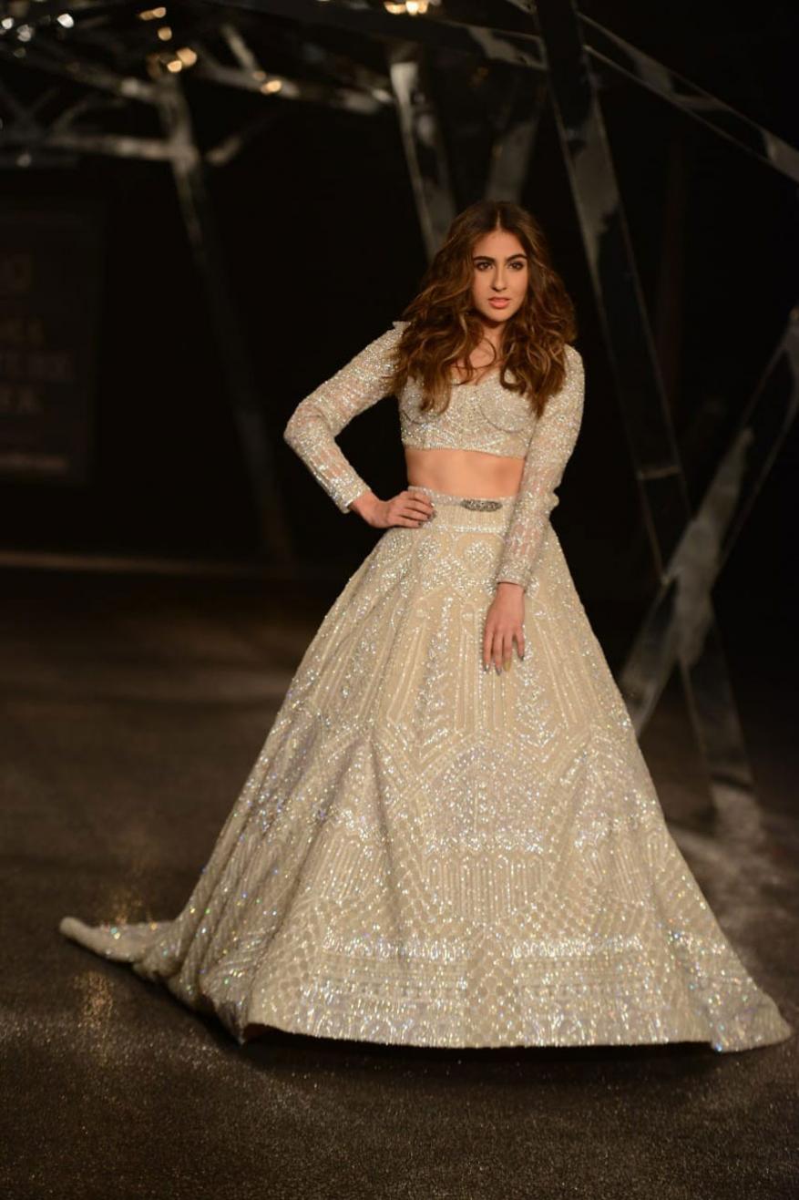  ਸਾਰਾ ਅਲੀ ਖ਼ਾਨ ਨੇ ਡਿਜ਼ਾਈਨਰ ਫਾਲ ਗੁਣੀ ਸ਼ਾਨੇ ਲਈ ਦਿੱਲੀ ਵਿੱਚ ਹੋਏ ਇੰਡੀਆ ਕੁਤੂਰ ਵੀਕ 2019 ਚ ਭਾਗ ਲਿਆ। (Image: Viral Bhayani)