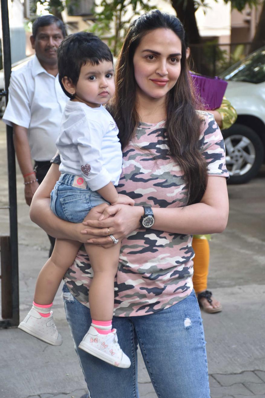  ਸ਼ਾਹਿਦ, ਮੀਰਾ ਕਪੂਰ ਨੇ ਮਨਾਇਆ ਬੇਟੀ ਮੀਸ਼ਾ ਦਾ ਜਨਮਦਿਨ, ਈਸ਼ਾ ਦਿਓਲ ਬੇਟੀ ਰਾਧਯਾ ਨਾਲ (Image: Viral Bhayani)