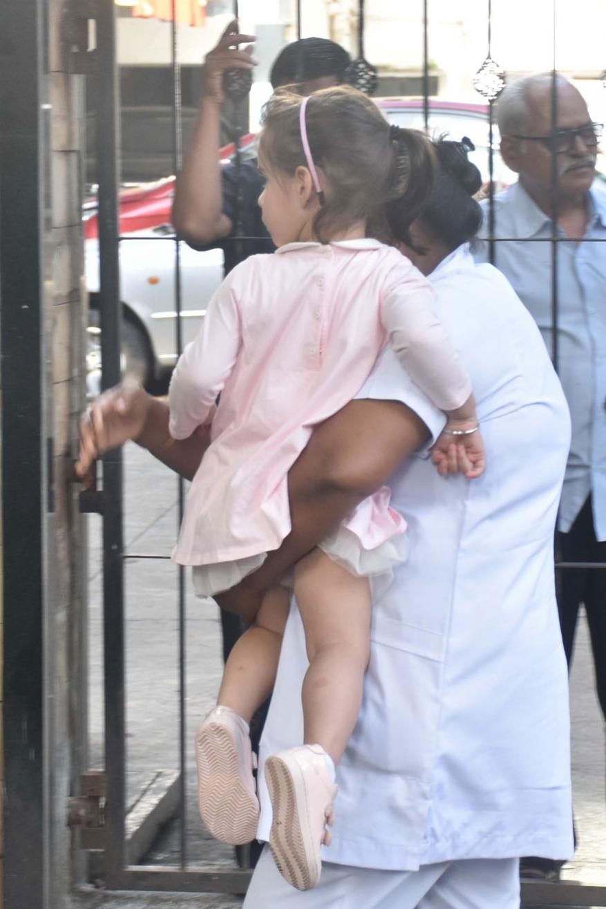  ਕਰਨ ਜੌਹਰ ਦੀ ਬੇਟੀ ਰੂਹੀ ਜੌਹਰ ਮੀਸ਼ਾ ਦੇ ਜਨਮਦਿਨ ਤੇ ਪਹੁੰਚੀ (Image: Viral Bhayani)