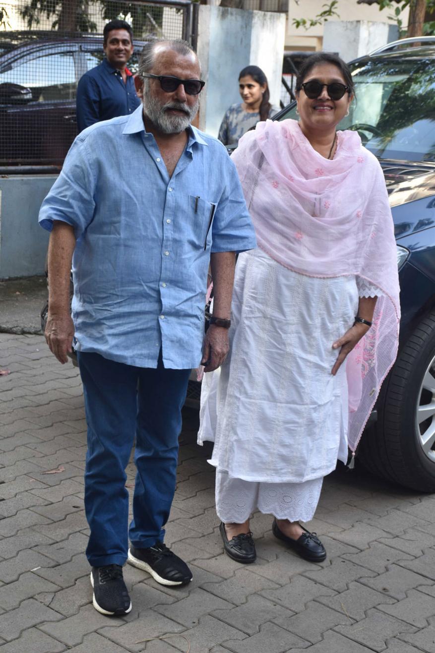  ਪੰਕਜ ਕਪੂਰ, ਪਤਨੀ ਸੁਪ੍ਰੀਆ ਪਾਠਕ ਨਾਲ (Image: Viral Bhayani)