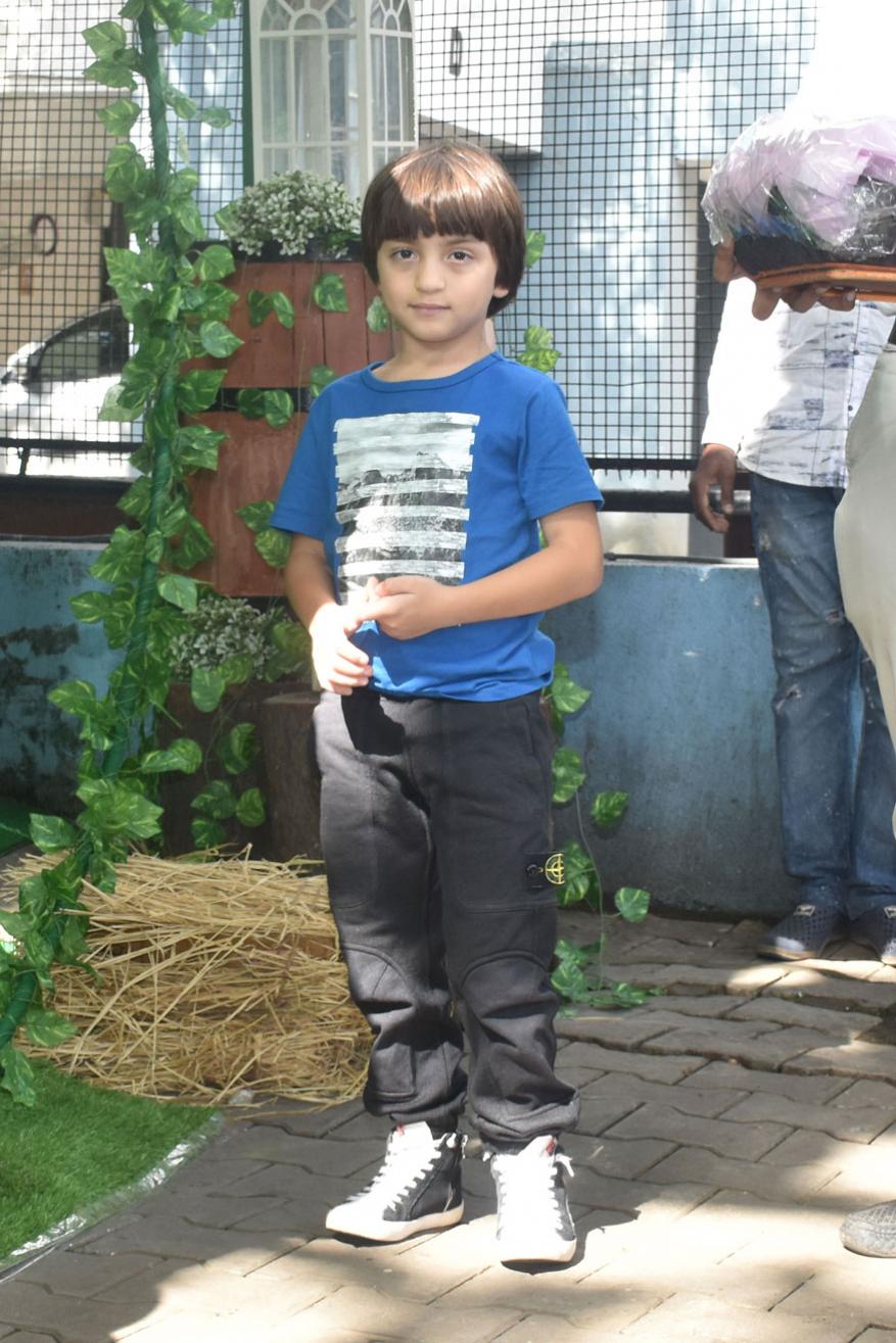  ਸ਼ਾਹਰੁਖ਼ ਖ਼ਾਨ ਦਾ ਬੇਟਾ ਮੀਸ਼ਾ ਕਪੂਰ ਦੀ ਜਨਮਦਿਨ ਦੀ ਪਾਰਟੀ 'ਤੇ। (Image: Viral Bhayani)